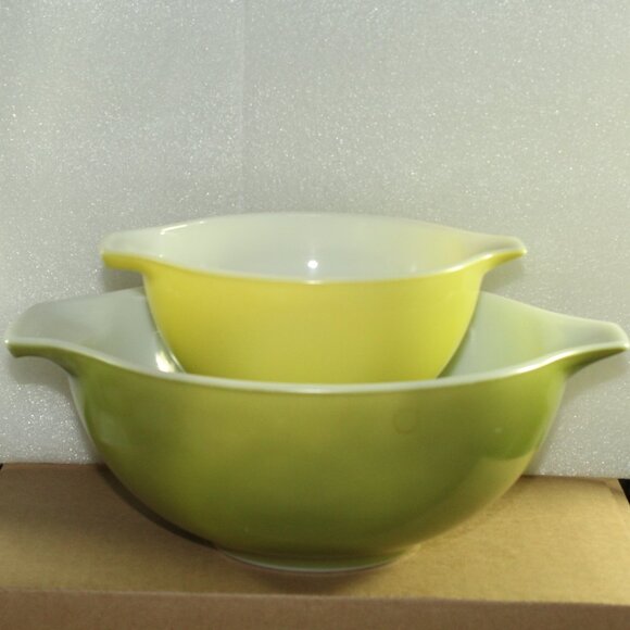 Set of 2 Vintage Pyrex Verde Light Green 441 & Green 443 Cinderella Mixing Bowls